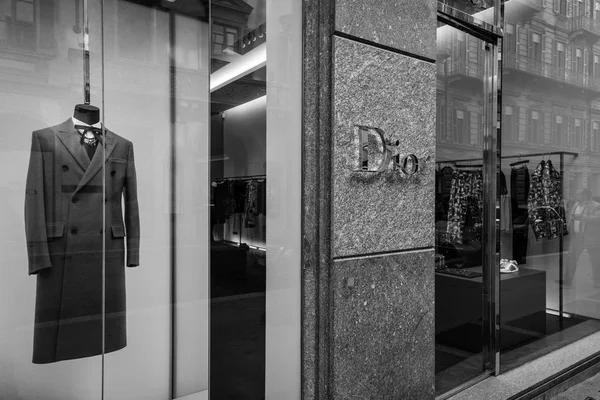 밀라노에서 밀라노, 이탈리아-9 월 24 일, 2017: 디올 매장. 패션 위 크 디올 쇼핑 — 스톡 사진