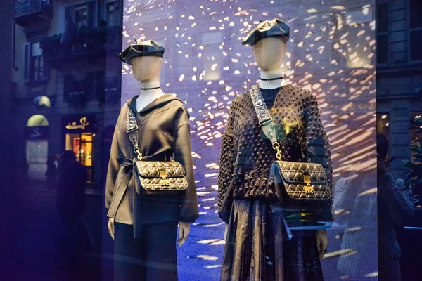 Milan, İtalya - 24 Eylül 2017: Dior mağaza Milano'da. Moda Haftası Dior alışveriş