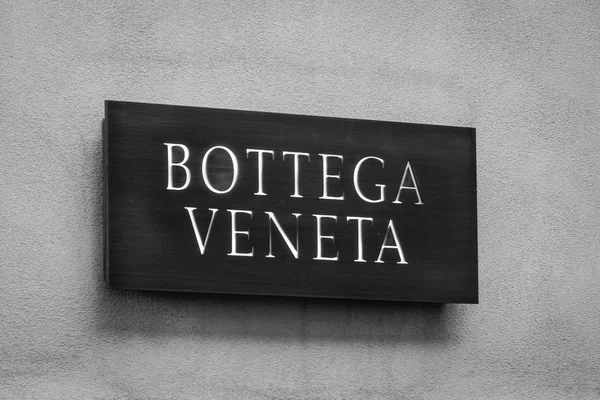 Милан, Италия - 24 сентября 2017: Магазин Bottega Veneta в Милане. Неделя моды — стоковое фото