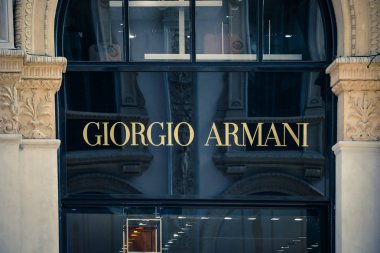 Milan - 24 Eylül 2017: Giorgio Armani mağaza Milano'da