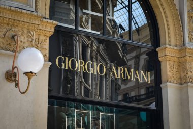 Milan - 24 Eylül 2017: Giorgio Armani mağaza Milano'da