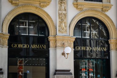 Milan - 24 Eylül 2017: Giorgio Armani mağaza Milano'da