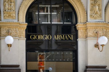 Milan - 24 Eylül 2017: Giorgio Armani mağaza Milano'da