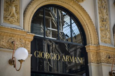Milan - 24 Eylül 2017: Giorgio Armani mağaza Milano'da