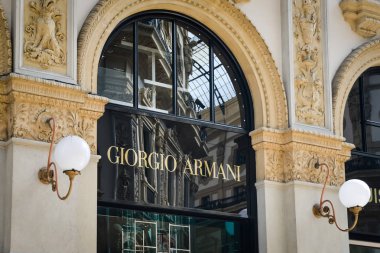 Milan - 24 Eylül 2017: Giorgio Armani mağaza Milano'da
