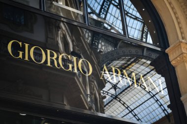 Milan - 24 Eylül 2017: Giorgio Armani mağaza Milano'da