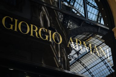 Milan - 24 Eylül 2017: Giorgio Armani mağaza Milano'da