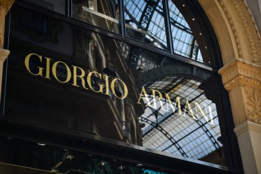Milan - 24 Eylül 2017: Giorgio Armani mağaza Milano'da