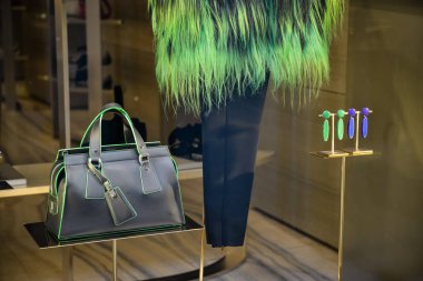 Milan - 24 Eylül 2017: Giorgio Armani mağaza Milano'da