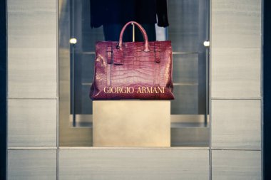 Milan - 24 Eylül 2017: Giorgio Armani mağaza Milano'da