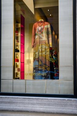 Milan - 24 Eylül 2017: Giorgio Armani mağaza Milano'da