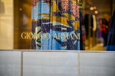 Milan - 24 Eylül 2017: Giorgio Armani mağaza Milano'da