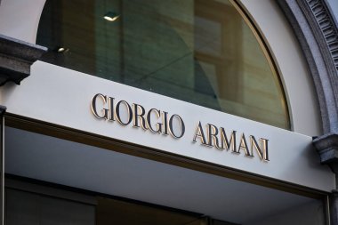 Milan - 24 Eylül 2017: Giorgio Armani mağaza Milano'da