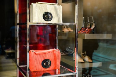 Milan - 24 Eylül 2017: Giorgio Armani mağaza Milano'da