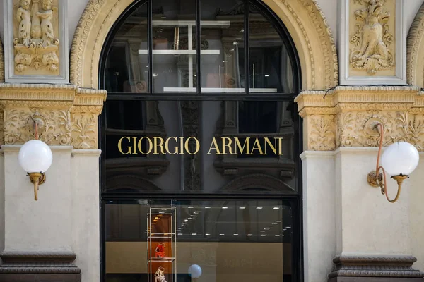 Milán - 24 září 2017: Giorgio Armani obchod v Miláně — Stock fotografie