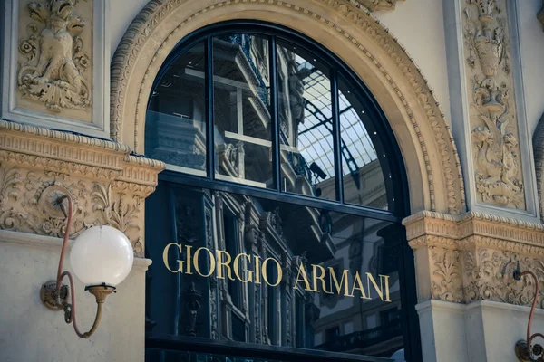 Милан - 24 сентября 2017 года: магазин Джорджио Армани в Милане — стоковое фото