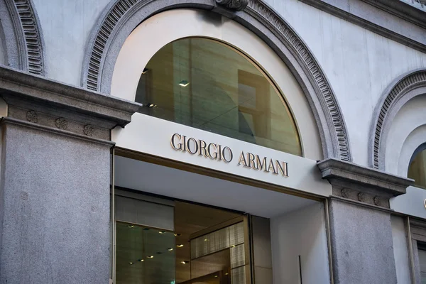 Milán - 24 září 2017: Giorgio Armani obchod v Miláně — Stock fotografie