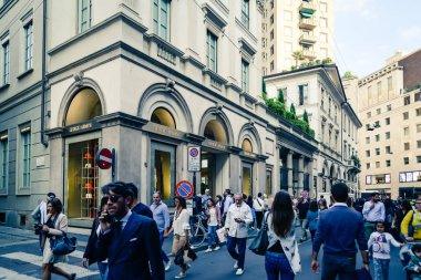 Milan - 24 Eylül 2017: Giorgio Armani mağaza Milano'da