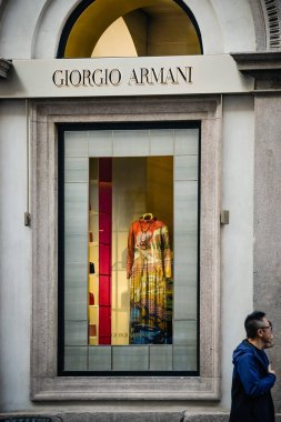 Milan - 24 Eylül 2017: Giorgio Armani mağaza Milano'da