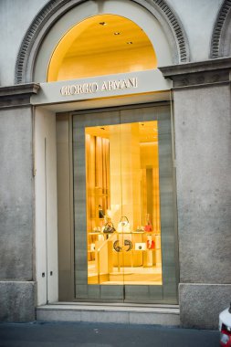 Milan - 24 Eylül 2017: Giorgio Armani mağaza Milano'da