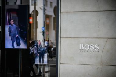 Hugo Boss mağaza Milano'da.