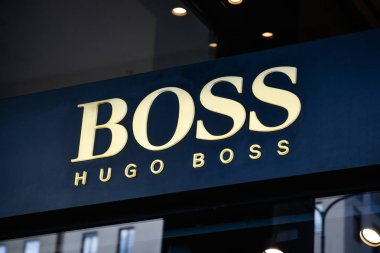 Hugo Boss mağaza Milano'da.