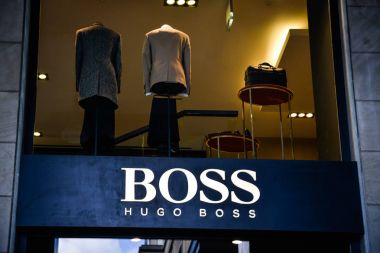 Hugo Boss mağaza Milano'da.