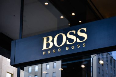 Hugo Boss mağaza Milano'da.