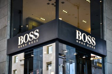 Hugo Boss mağaza Milano'da.
