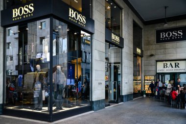 Hugo Boss mağaza Milano'da.