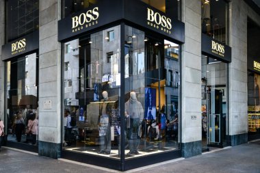 Hugo Boss mağaza Milano'da.