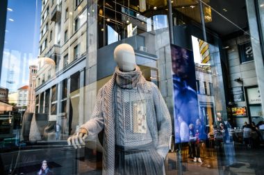 Hugo Boss mağaza Milano'da.