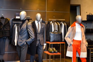 Hugo Boss mağaza Milano'da.
