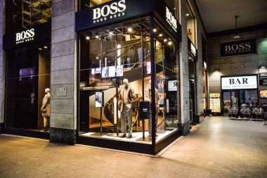 Hugo Boss mağaza Milano'da.