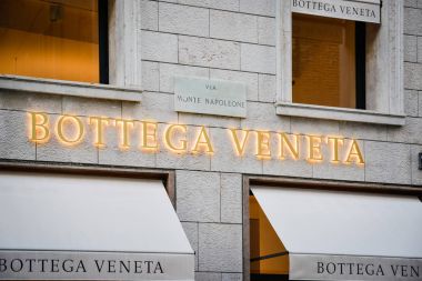 Milan, İtalya - 24 Eylül 2017: Bottega Veneta deposunda Mila
