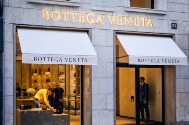 Milan, İtalya - 24 Eylül 2017: Bottega Veneta deposunda Mila
