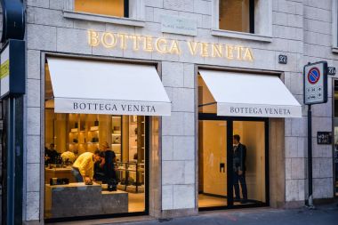 Milan, İtalya - 24 Eylül 2017: Bottega Veneta deposunda Mila