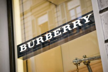 Milan, İtalya - 24 Eylül 2017: Burberry mağazası Milan. Fas