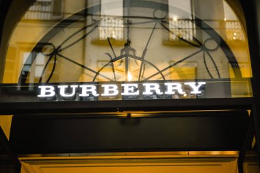 Milan, İtalya - 24 Eylül 2017: Burberry mağazası Milan. Fas