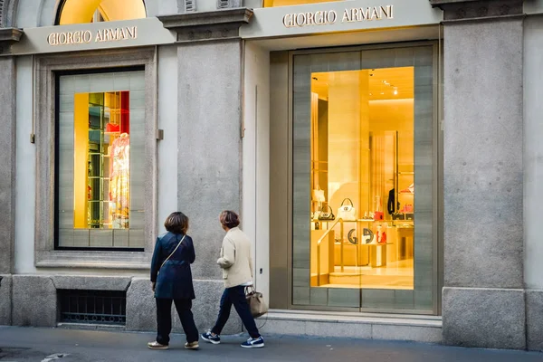 Milánó - 2017. szeptember 24.: Giorgio Armani áruház Milánóban — Stock Fotó