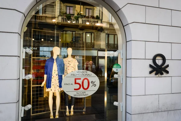 Mailand, italien - 24. september 2017: benetton store in Mailand — Stockfoto