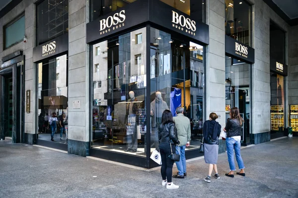 Hugo Boss store v Miláně. — Stock fotografie