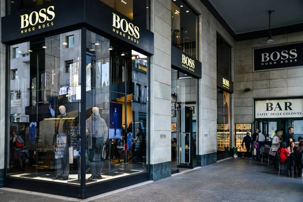 Hugo Boss κατάστημα στο Μιλάνο. — Φωτογραφία Αρχείου