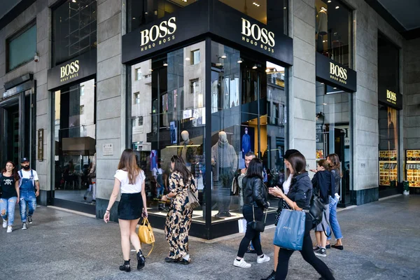 Hugo Boss κατάστημα στο Μιλάνο. — Φωτογραφία Αρχείου