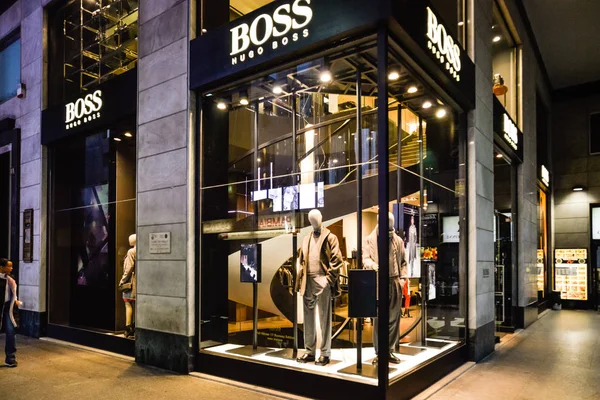 Hugo Boss κατάστημα στο Μιλάνο. — Φωτογραφία Αρχείου