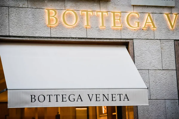 Милан, Италия - 24 сентября 2017: Магазин Bottega Veneta в Миле — стоковое фото