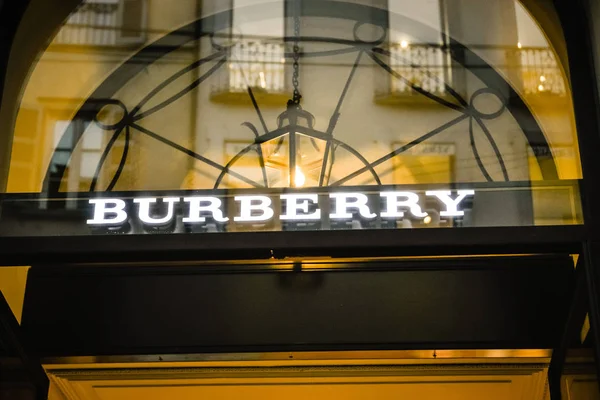 Милан, Италия - 24 сентября 2017: Burberry store in Milan. Fas — стоковое фото