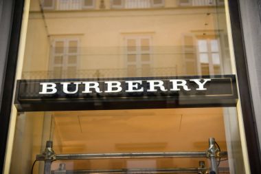 Milan, İtalya - 24 Eylül 2017: Burberry mağazası Milan. Fas