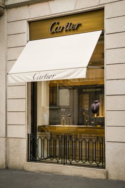 Milan, İtalya - 24 Eylül 2017: Cartier mağazası Milan. Moda Haftası Cartier alışveriş