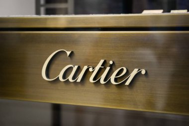 Milan, İtalya - 24 Eylül 2017: Cartier mağazası Milan. Moda Haftası Cartier alışveriş